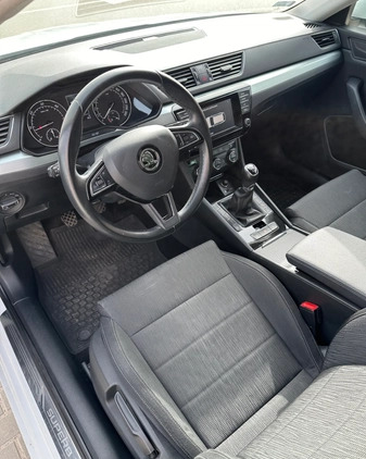 Skoda Superb cena 52900 przebieg: 198000, rok produkcji 2016 z Gdańsk małe 121